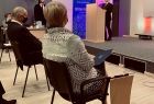 Iwona Gibas z zarządu Województwa i Jan Tadeusz Duda przewodniczący Sejmiku Województwa siedzą na sali konferencyjnej i słuchają wystąpienia uczestnika wydarzenia.