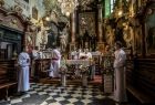 Wnętrze świątyni w trakcie mszy świętej. Przy ołtarzu widoczny Arcybiskup Marek Jędraszewski oraz inni księża.