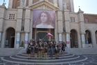 Orkiestra Dęta OSP Tenczyn stoi na schodach przed kościołem.
