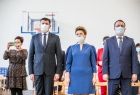 Wicemarszałek Łukasz Smółka stoi z innymi uczestnikami wydarzenia.