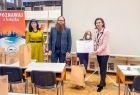Marta Malec-Lech z zarządu województwa stoi z laureatem trzymającym okolicznościowy dyplom. Obok stoją inni ludzie.