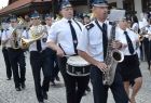 Przemarsz Orkiestry Dętej, muzycy grają. 