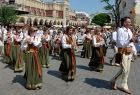 Góralska Orkiestra Dęta koncertuje na Rynku Głównym w Krakowie. W tle widoczne Sukiennice.