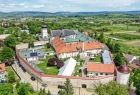 Widok z lotu ptaka Klasztoru Klarysek w Starym Sączu. W tle widoczne góry i zieleń.