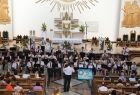 Orkiestra Dęta OSP Męcina gra podczas koncertu w kościele.