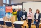 Marta Malec-Lech z zarządu województwa stoi z uczestnikami wydarzenia.