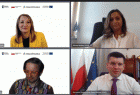 Wicemarszałek Łukasz Smółka podczas wirtualnego spotkania. Widoczne na monitorach cztery osoby.