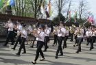 Strażacka Orkiestra Dęta Filipowice maszeruje ulicą i gra.