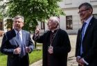 Marszałek Witold Kozłowski rozmawia z arcybiskupem Markiem Jędraszewskim i Burmistrzem Starego Sącza Jackiem Lelkiem