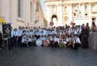 Orkiestra Dęta OSP Tenczyn stoi przed Bazyliką Świętego Piotra w Watykanie.