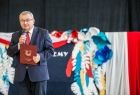 Minister Andrzej Adamczyk trzyma w ręce mikrofon i przemawia.