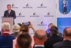 Marszałek Witold Kozłowski przemawia do zaproszonych gości. Z tyłu ściana z logo i napisem Małopolska.