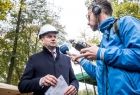 Wicemarszałek Łukasz Smółka udziela wywiadu reporterowi Radia Kraków.