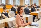 Marta Malec-Lech z zarządu województwa siedzi w ławce. W tle siedzą dzieci.