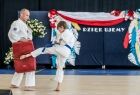 Mistrz i uczeń karate trenują na scenie.