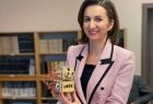 Marta Malec-Lech z zarządu województwa trzyma w ręku nagrodę.