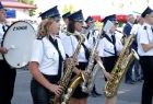 Strażacka Orkiestra Dęta Filipowice maszeruje ulicą i gra.