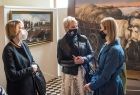 Iwona Gibas z zarządu województwa rozmawia z dwiema kobietami w muzeum. W tle obrazy na ścianach.