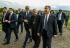 Marszałek Witold Kozłowski idzie z zaproszonymi gośćmi.