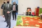 Wicemarszałek Łukasz Smółka wizytuje wyremontowaną salę.