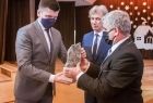 Wicemarszałek Łukasz Smółka odbiera statuetkę.