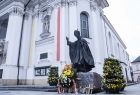 Kwiaty i symboliczne krzyże składane pod pomnikiem św. Jana Pawła II w Wadowicach