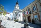 Bazylika Ofiarowania Najświętszej Maryi Panny w Wadowicach oraz sąsiadujące z nią Muzeum Dom Rodzinny Ojca Świętego Jana Pawła II