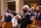 Iwona Gibas wraz z Beata Szydło oklaskuje występ.