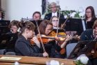 Muzycy z Filharmonii grający na instrumentach.