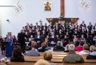 Muzycy przed ołtarzem.