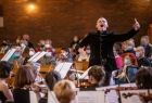 Dyrygent wśród muzyków.