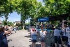 Scena konkursowa rozstawiona w parku w Brzeszczach
