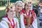 Iwona Gibas wraz dwiema dziewczynkami, uczestniczkami konkursu w strojach ludowych