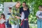 Iwona Gibas z Zarządu Województwa Małopolskiego wręczająca nagrody uczestnikom i laureatom konkursu piosenki patriotycznej w Brzeszczach