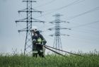 Marszałek Witold Kozłowski podczas wizyty na Sadecczyźnie. W czwartek wieczorem przeszła tu trąba powietrzna. Zniszczone są domy, podmyte drogi, zniszczone przez grad uprawy