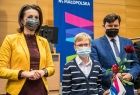 Marta Malec-Lech z zarządu województwa wraz z radnym Rafałem Kosowskim wręcza dyplom stypendystom.