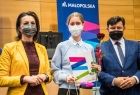 Marta Malec-Lech z zarządu województwa wraz z radnym Rafałem Kosowskim wręcza dyplom stypendystom.