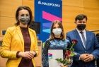 Marta Malec-Lech z zarządu województwa wraz z radnym Rafałem Kosowskim wręcza dyplom stypendystom.