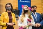 Marta Malec-Lech z zarządu województwa wraz z radnym Rafałem Kosowskim wręcza dyplom stypendystom.