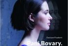Na plakacie spektaklu pt. "Pani Bovary" widnieje profil głównej bohaterki, Emmy Bovary. Tło jest ciemne, melancholijne.
