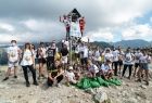 Grupa osób sprzątających góry podczas akcji Czyste Tatry