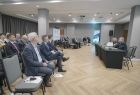 Forum Wójtów Burmistrzów i Prezydentów, włodarze siedzą na krzesłach