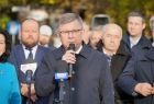 Marszałek Małopolski podczas przemówienia, w tle zaproszeni goście, m.in. poseł Anna Poluch i lokalni samorządowcy