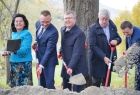 Marszałek, wójt i parlamentarzyści z łopatami w ręce