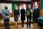 Iwona Gibas, Marta Mordarska i nagrodzeni pozują do zdjęcia