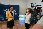 Marta Malec-Lech z zarządu województwa stoi i udziela wywiadu.