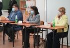 przy stolikach siedzą: poseł na Sejm Patryk Wicher oraz radne Jadwiga Wójtowicz i Marta Mordarska