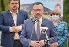 Wicemarszałek Tomasz Urynowicz podczas konferencji prasowej