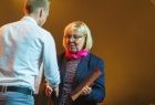 Marta Mordarska wręcza okolicznościowy list