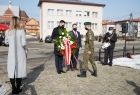 Wicemarszałek Łukasz Smółka i wiceprzewodniczący SWM Wojciech Skruch oddają hołd przed pomnikiem pamięci Żołnierzy Wyklętych w Szerzynach